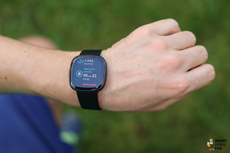 Man sieht die Aktivzonenminuten auf der Fitbit Versa 4.